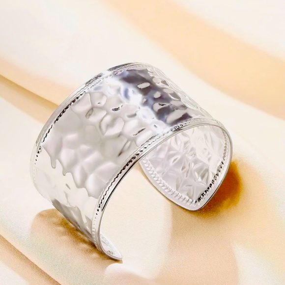 ✨✨18K WGP Hammered Cuff Bracelet✨✨ - Picture 2 of 5